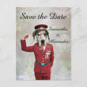 Grappige geüniformeerde militaire hond bewaar de d aankondigingskaart (Voorkant)