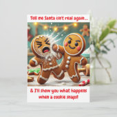 Grappige Gingerbread man Ruziet over Kerstman Feestdagenkaart (Staand voorkant)