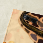 Grappige Giraffe Strandlaken Gentleman met Roos (In situ)