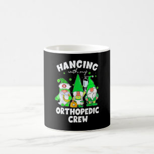 Grappige Gnome Hangen Met Orthopedische Verpleegst Koffiemok