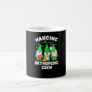 Grappige Gnome Hangen Met Orthopedische Verpleegst Koffiemok