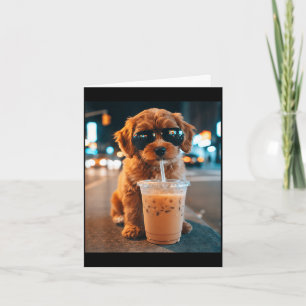 Grappige goldendoodle drinkt ijskoude koffie dier kaart