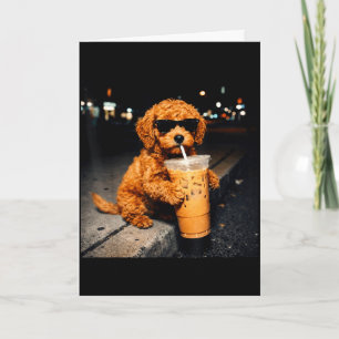 Grappige goldendoodle drinkt ijskoude koffie dier kaart