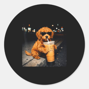 Grappige goldendoodle drinkt ijskoude koffie dier  ronde sticker