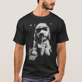 Grappige Goldendoodle Drinkt IJskoude Koffie Hond  T-shirt