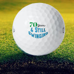 Grappige golfballen 70e verjaardag<br><div class="desc">Vier de 70e verjaardag van een golfer in stijl met Funny Golf Balls 70e verjaardagseditie. Deze golfballen maken een leuk en uniek cadeau voor elke golfliefhebber die deze mijlpaal bereikt. Met het speelse opschrift "70 jaar en nog steeds swingend!" voegen deze ballen een vleugje humor en feest toe aan het...</div>