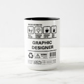 Grappige grafische ontwerper die informatie behand mok (Midden)