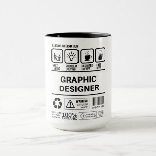 Grappige grafische ontwerper die informatie behand mok