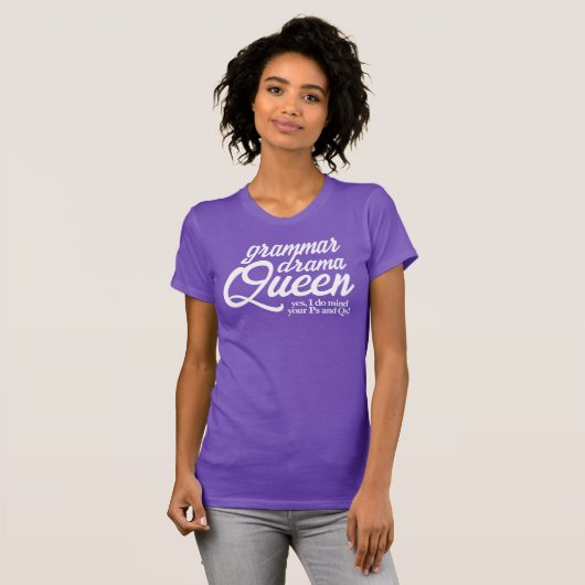 Grappige Grammar Drama Queen Mind Your Ps en Qs T-shirt (Voorkant volledig)