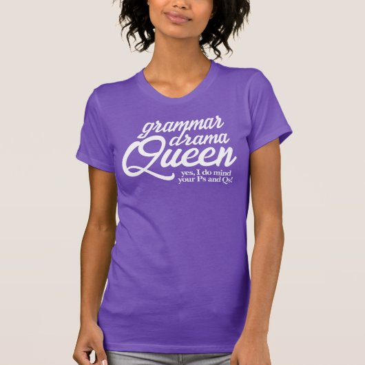 Grappige Grammar Drama Queen Mind Your Ps en Qs T-shirt (Voorkant)