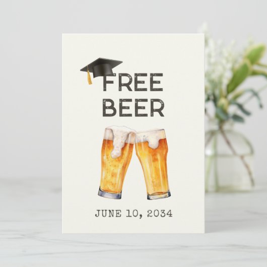 Grappige Gratis Bier Graduation Party Uitnodiging (Staand voorkant)