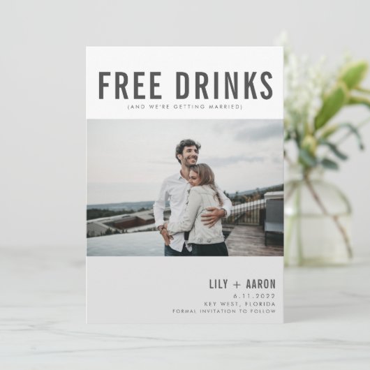 Grappige Gratis Dranken Foto Bruiloft Save The Date (Staand voorkant)