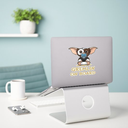Grappige Gremlin aan boord | Schattigee jaren 80 f Sticker (Laptop op bureau)