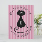 Grappige grillige zwarte kat verjaardagsuitnodigin kaart (Staand voorkant)