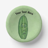 Grappige groene augurk met verrast gezicht op groe papieren kommen (Voorkant)