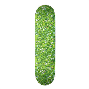 Grappige groene kikkers verstrengeld in een rommel persoonlijk skateboard