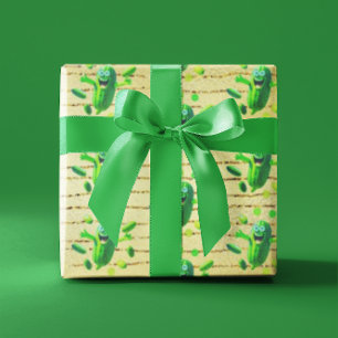 Grappige groene pickleman op gouden achtergrond cadeaupapier