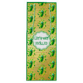 Grappige groene Pickleman op gouden achtergrond Wijn Cadeautas (Voorkant)