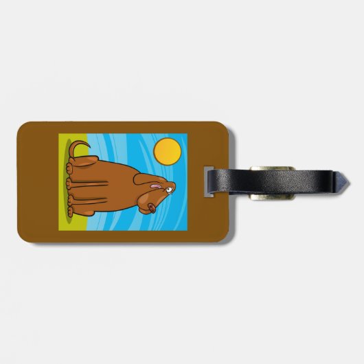 Grappige grote bruine hond die in de zon zit bagagelabel (Achterkant horizontaal)