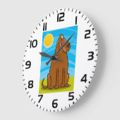 Grappige grote bruine hond die in de zon zit grote klok (Hoek)