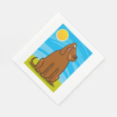 Grappige grote bruine hond die in de zon zit servet (Hoek)