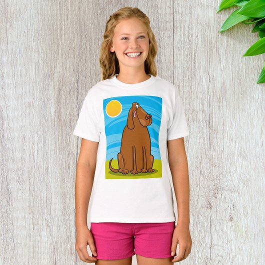 Grappige grote bruine hond die in de zon zit t-shirt