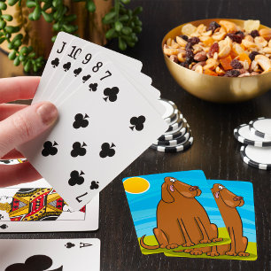 Grappige grote bruine hond zittend in de zon pokerkaarten