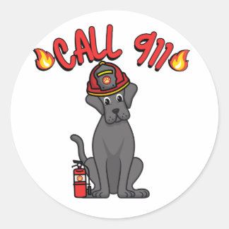 Grappige grote hond is een brandweerman ronde sticker