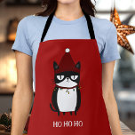 Grappige Grouchy Cat Catmas Humor Schort<br><div class="desc">Maak je klaar om wat feestvreugde te koken met ons Funny Grouchy Cat schort! Met een hilarische illustratie van een kat verstrikt in kerstverlichting, is dit schort ideaal voor kattenliefhebbers en degenen die genieten van een goede lach in de keuken. Ideaal voor vakantie bakken of feestelijk koken, het voegt een...</div>