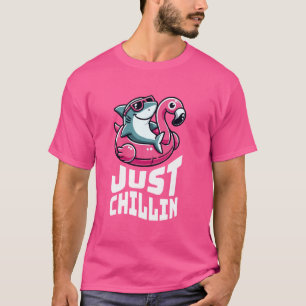 Grappige haai gewoon chillen op flamingo float t-shirt