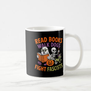 Grappige Halloween Activist Leest Boeken Loopt met Koffiemok