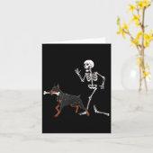 Grappige Halloween Doberman Nscher en Skeleton Kaart (Gele Bloem)