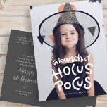 Grappige Halloween Ghosting Trick or treat dit jaa Briefkaart<br><div class="desc">Laat iedereen,  je vrienden,  familie en buren weten dat je familie dit jaar trick or treat spookt,  maar wens ze een vrolijk Halloween!</div>