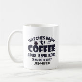 Grappige Halloween heksen brouwen gepersonaliseerd Koffiemok (Links)