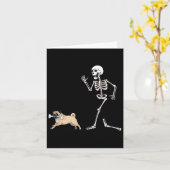 Grappige Halloween Pug en Skeleton Kaart (Gele Bloem)