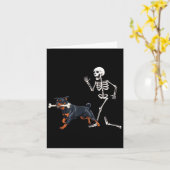 Grappige Halloween Rottweiler en Skeleton Kaart (Gele Bloem)