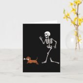 Grappige Halloween teckel en skelet Kaart (Gele Bloem)