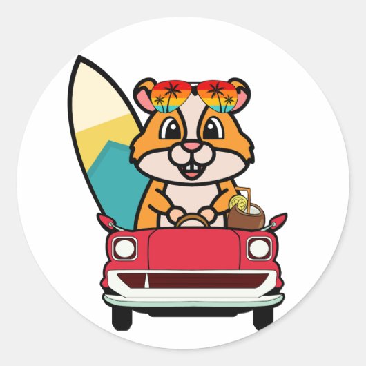 Grappige hamster rijdt naar het strand ronde sticker (Voorkant)