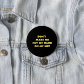 Grappige hand op heup grap ronde button 7,6 cm (In situ)