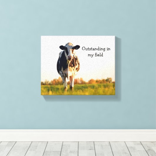 Grappige Heifer uit staand in het veld Canvas Afdruk (Insitu (Houten vloer))