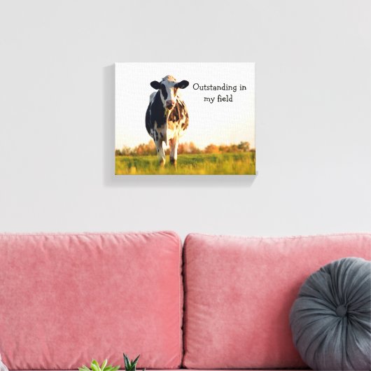 Grappige Heifer uit staand in het veld Canvas Afdruk (Insitu (Woonkamer))