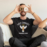 Grappige Heilige Cannoli Italiaans Thema Custom Be T-shirt<br><div class="desc">Dit grappige grafische t-shirt is klaar om te worden aangepast met uw eigen bericht. De slogan HOLY CANNOLI staat boven een afbeelding van een cannoli met een halo en engelenvleugels. De aangepaste tekst wordt onder de afbeelding weergegeven. Maak je eigen grappige grap verjaardagscadeau of voeg je eigen verklaring toe die...</div>