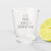 Grappige Het is vijf uur ergens citaatparodie Shot Glas (Achterkant)