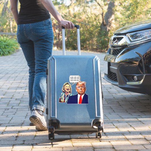 Grappige Hillary zegt Lock Trump Up Sticker (Koffer Insitu)