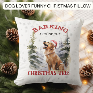 Grappige hond blaft rond kerstboom kussen