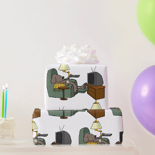Grappige hond die ontspant in een luie stoel terwi cadeaupapier