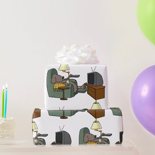 Grappige hond die ontspant in een luie stoel terwi cadeaupapier