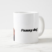 Grappige hond die voor het tijdschrift zit grote koffiekop (Voorkant rechts)