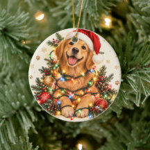 Grappige hond gewikkeld in kerstlichten ornament