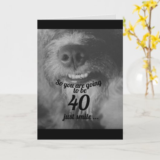 Grappige hond humor aangepaste leeftijd Verjaardag Kaart (Gele Bloem)